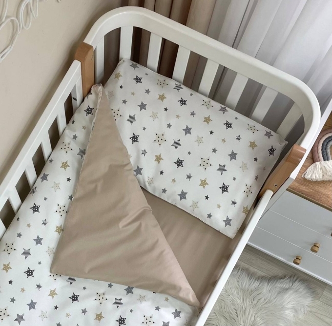 Set lenjerie de schimb pentru patut bebe 3 piese Stelute bej (1)